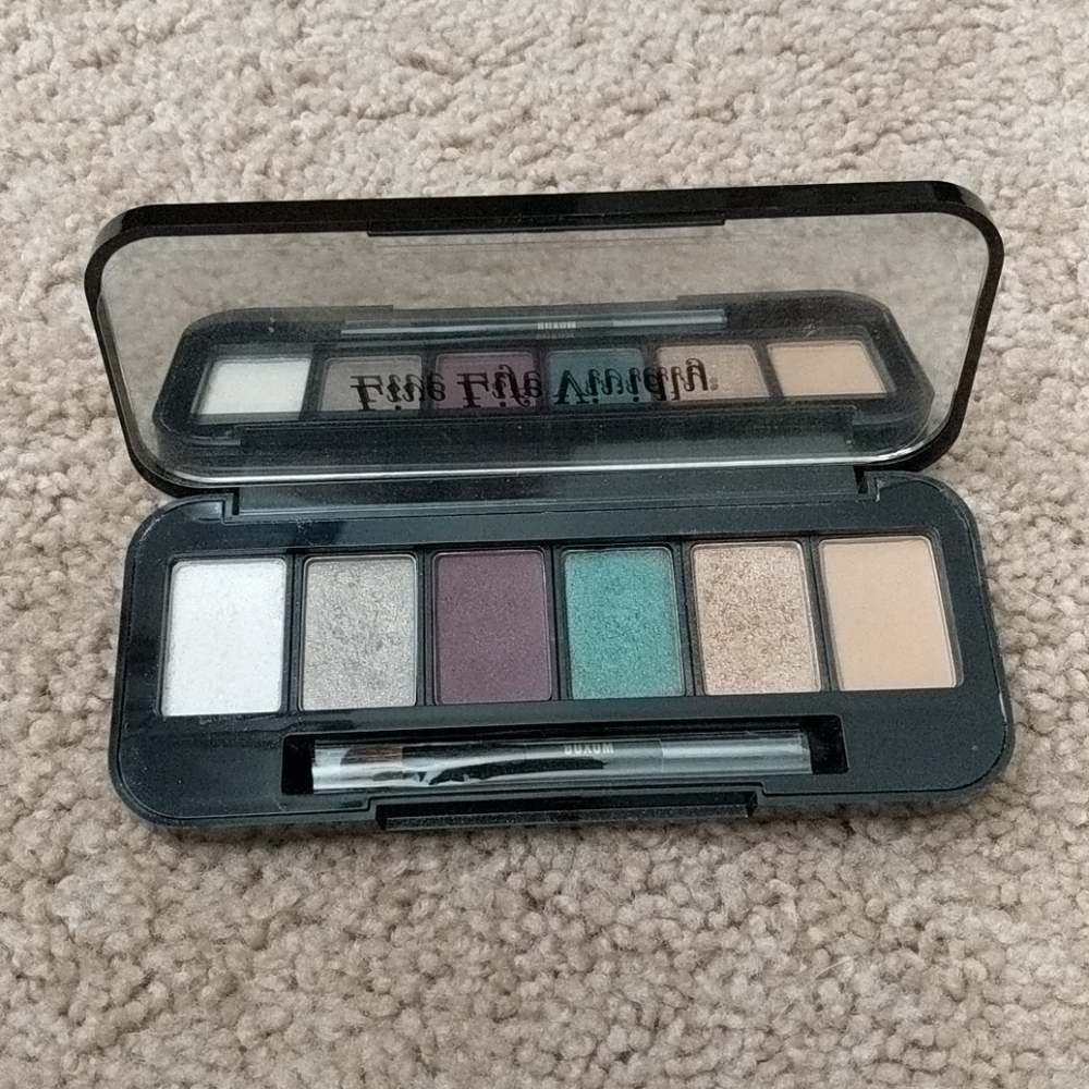 Buxom eye shadow bar